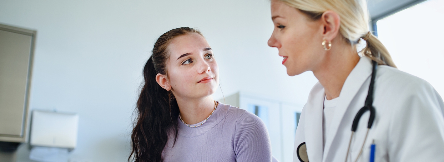 Jeune fille tournée vers une médecin