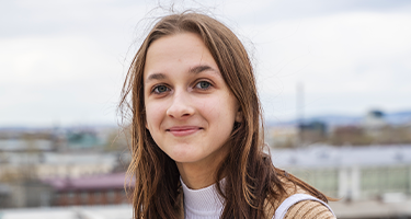 Jeune fille souriante