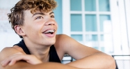Jeune garçon avec un appareil dentaire souriant en gros plan
