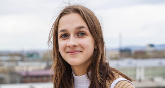 Jeune fille souriante