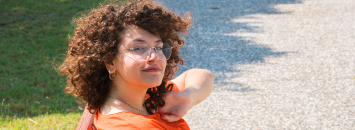 Fille assise sur un banc dans un parc