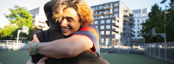 Deux amis se faisant une acollade