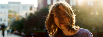 Jeune souriant cheveux devant les yeux