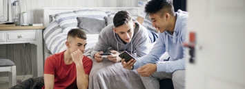 Trois garçons regardant un téléphone