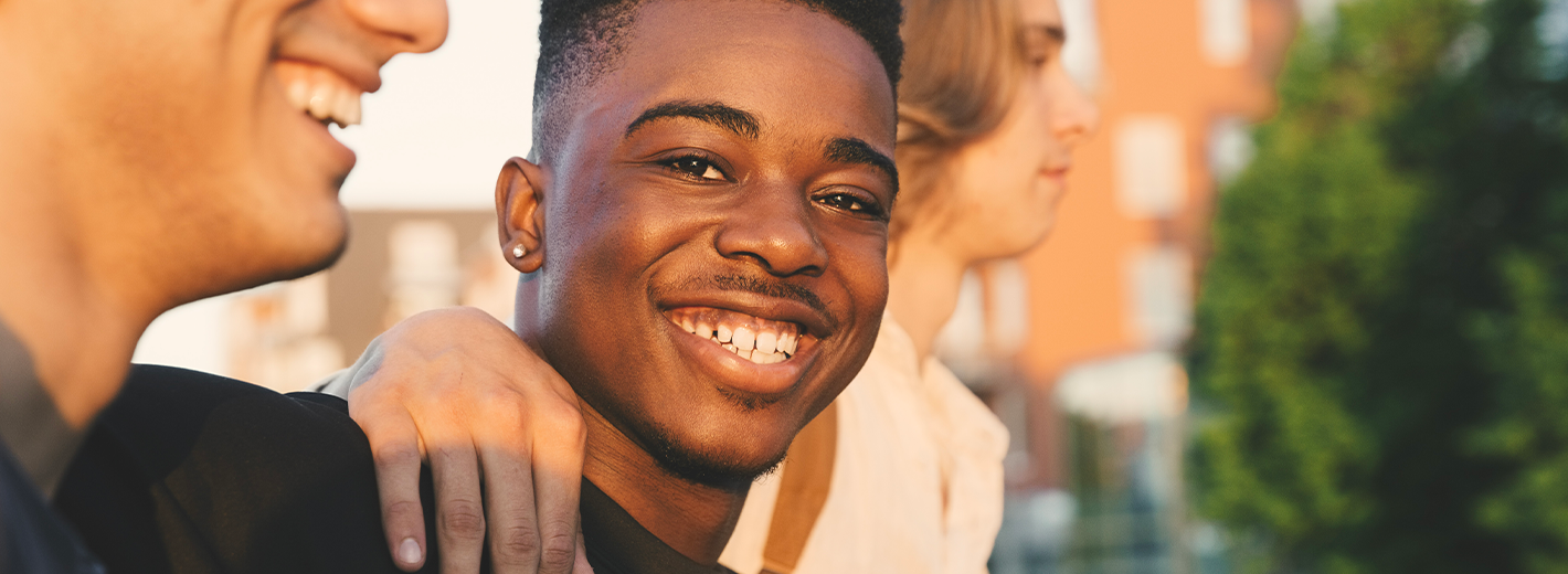 Trois jeunes garçons souriants