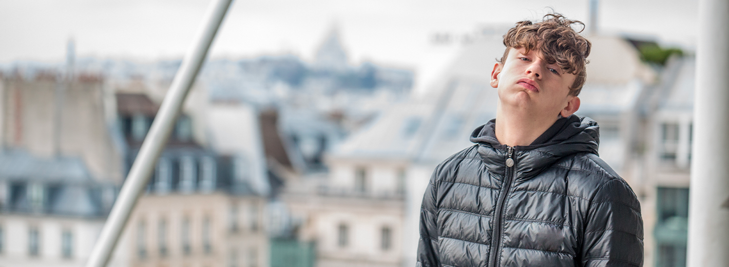 Jeune garçon agacé sur une terrasse