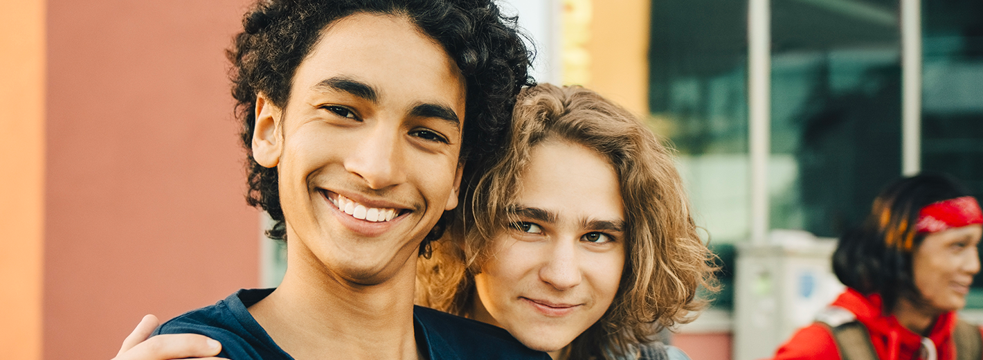 Jeune qui donne une accolade à son ami