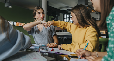 Deux jeunes filles se faisant un check