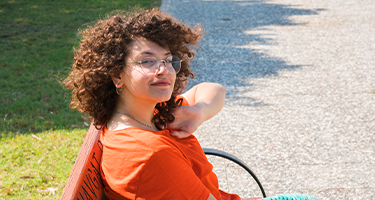 Fille assise sur un banc dans un parc