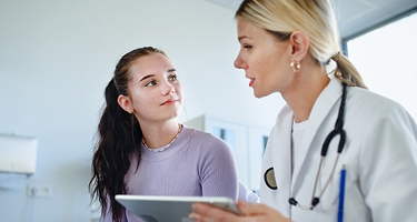 Jeune fille tournée vers une médecin