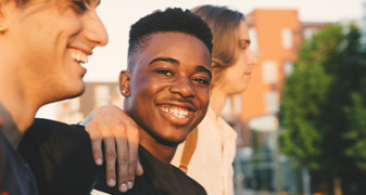 Trois jeunes garçons souriants