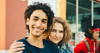 Jeune qui donne une accolade à son ami