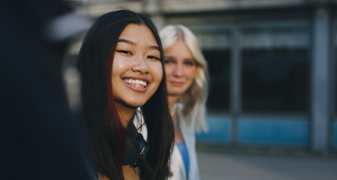 Deux amies souriantes