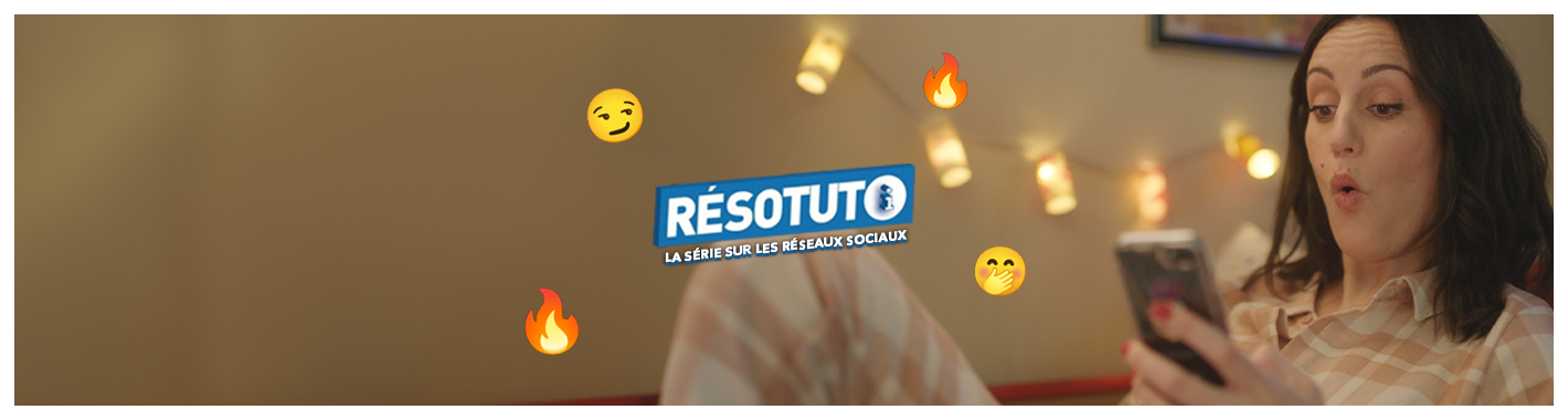 Ambre regarde son téléphone choquée - Résotuto