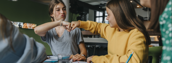 Deux jeunes filles se faisant un check