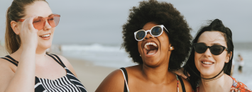 Trois filles sur la plage en train de rire