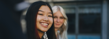 Deux amies souriantes